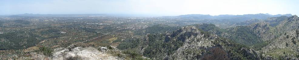 Aussicht auf den Sdteil Mallorcas, etwa in der Mitte liegt Palma