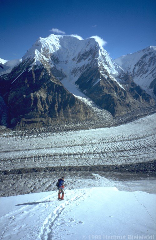 Rückweg ins Basislager, das links des kleinen Gletschers liegt, der vom Pik Bayankol herunterfließt.