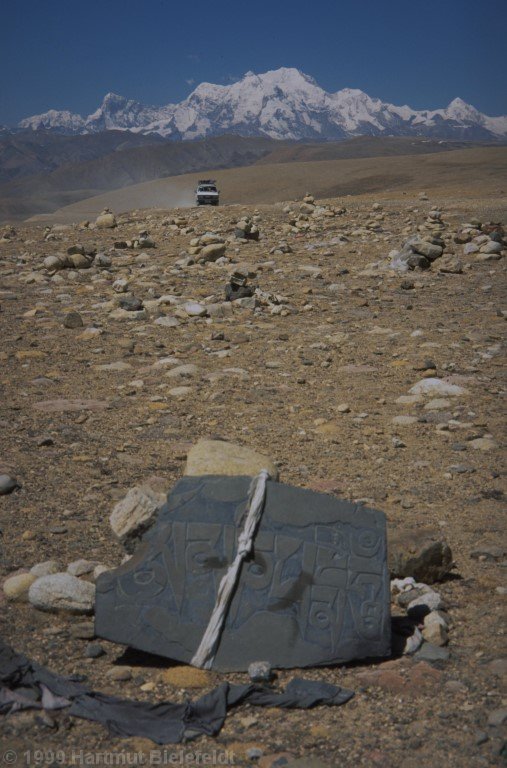 Lalung-Leh-Pass (5050 m). In the background Shisha Pangma