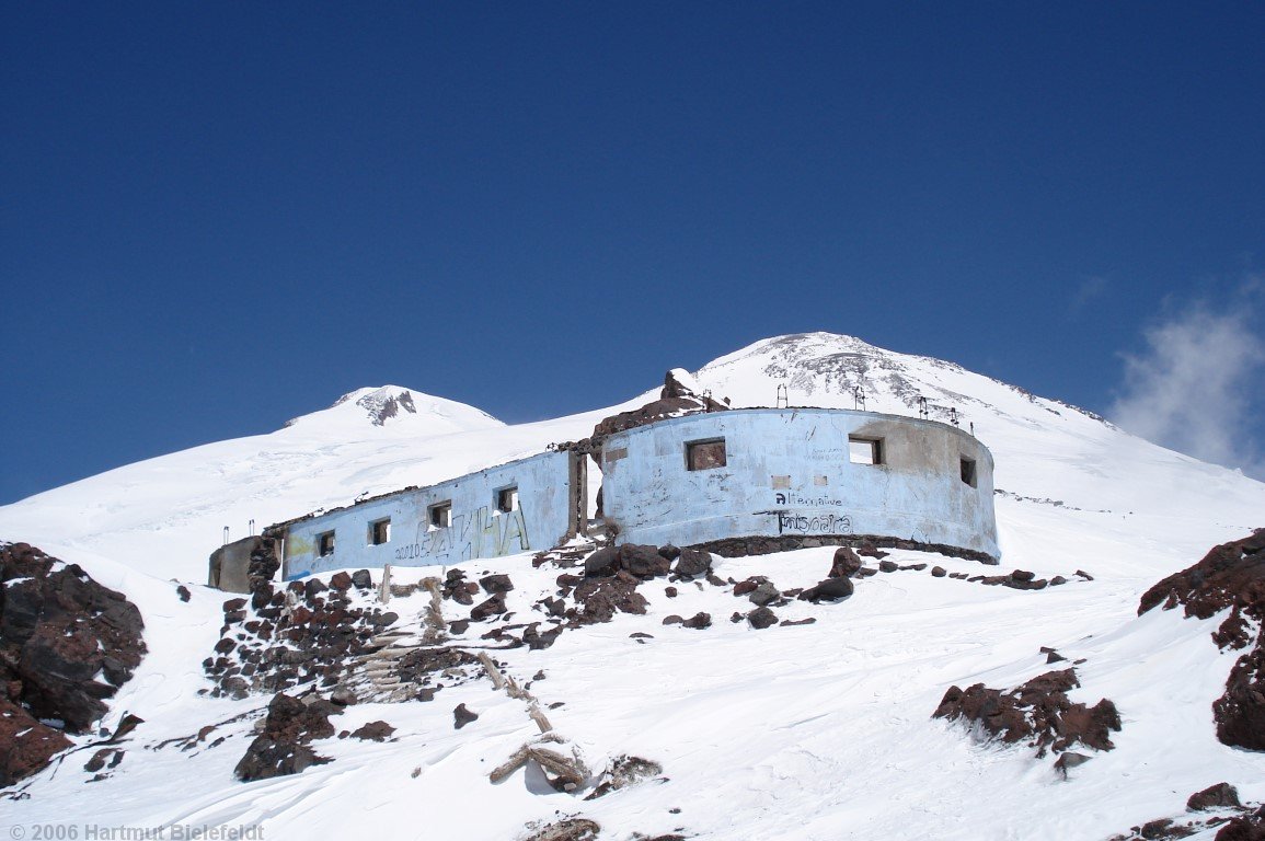 the ruins of the hut Prijut-11 at 4020 m