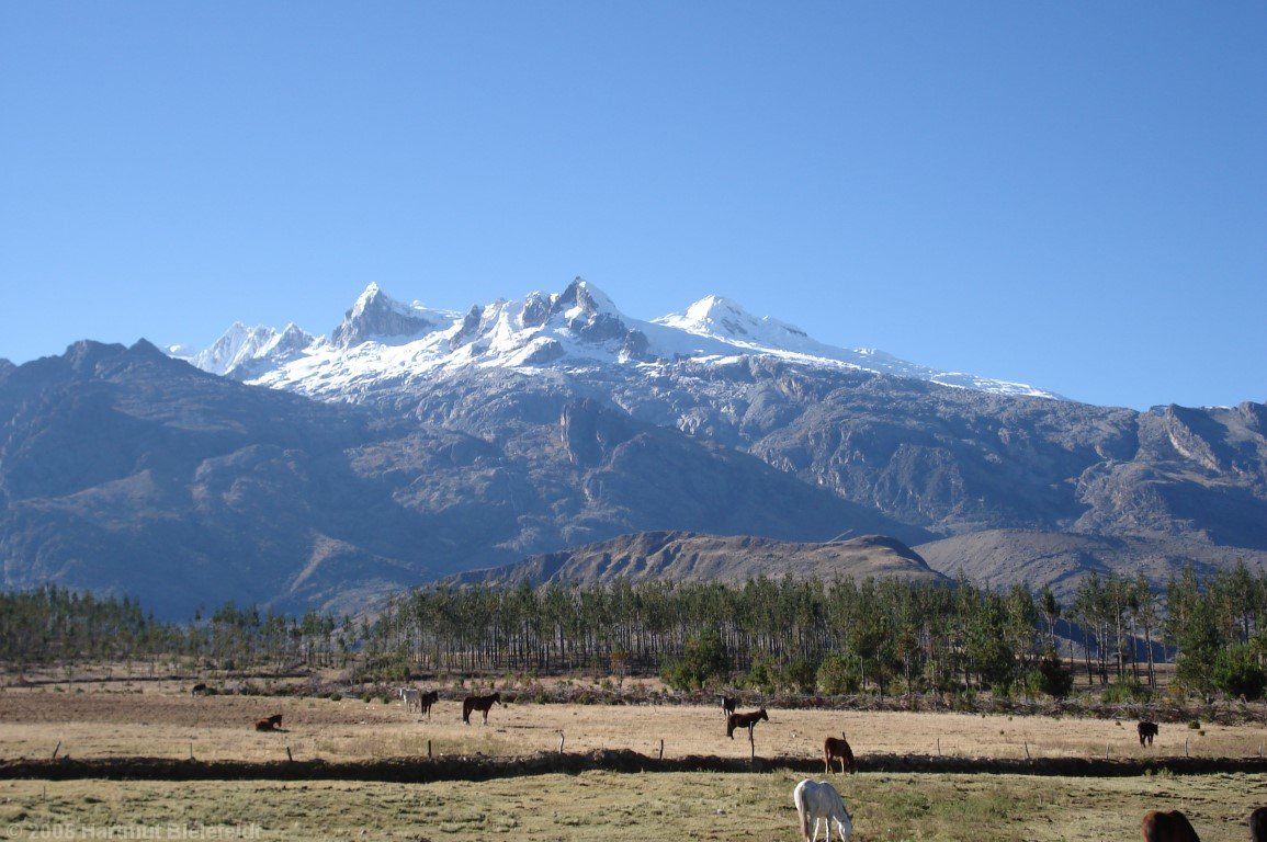 Janyaraju (5675 m), rechts der Vallunaraju (nun von der anderen Seite gesehen)
