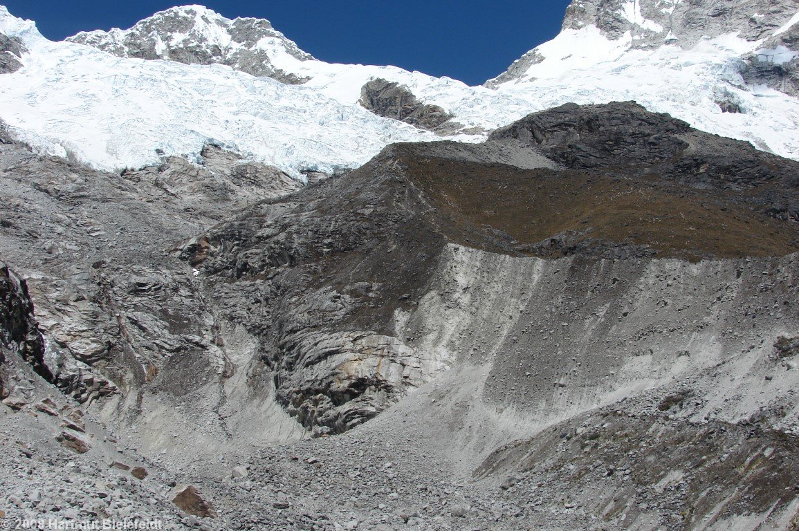 An der Gletscherquerung, der Weg führt zum Moränenlager am oberen Ende der Moräne
