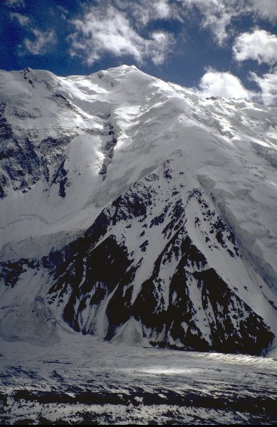 Auf dem Weg zum Vorobjev sehen wir den Borodkin-Pfeiler erstmals genauer.