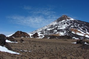 Die Ebene ist der Pico Sur, der Hauptgipfel des Viejo der Buckel links.