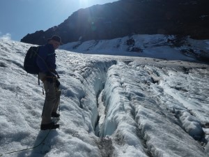 Der Gletscher hat nur ein paar kleine Spalten.