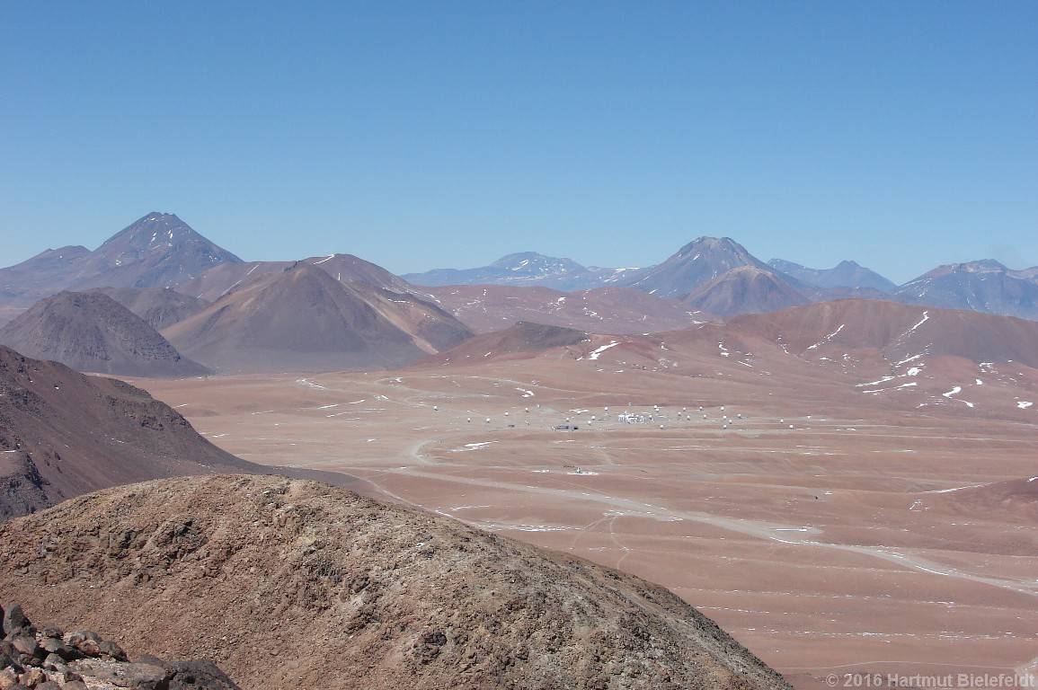 In der Chajnantor-Hochebene stehen die Radioteleskope.