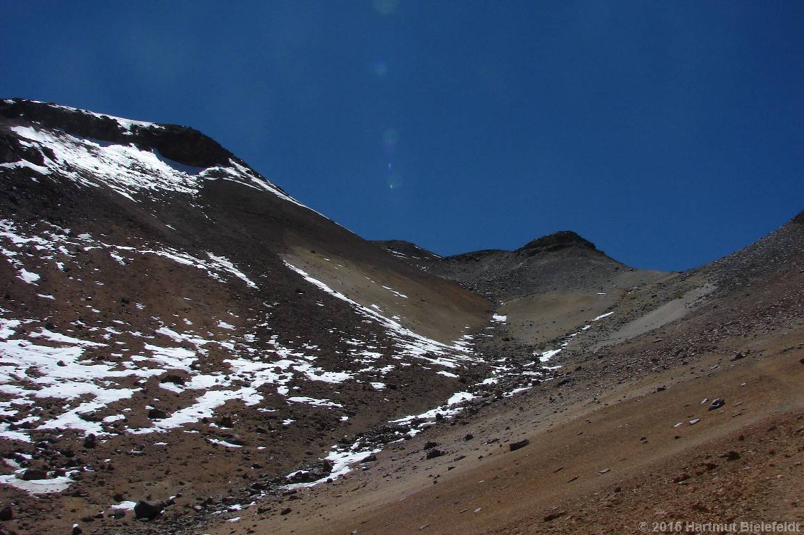Cerro Toco: Der Hauptgipfel liegt hinten unter dem Lichtreflex