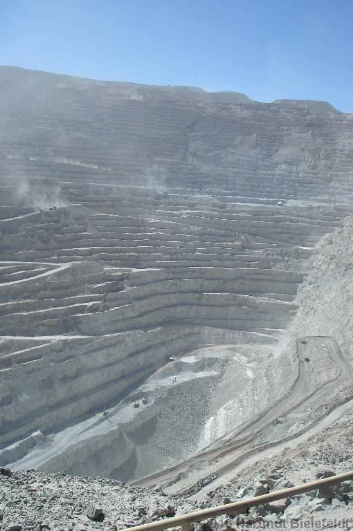 Das Loch ist inzwischen einen Kilometer tief