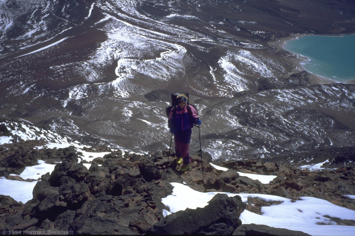 Der weitere Aufstieg verläuft technisch wenig interessant über Lavafelder.