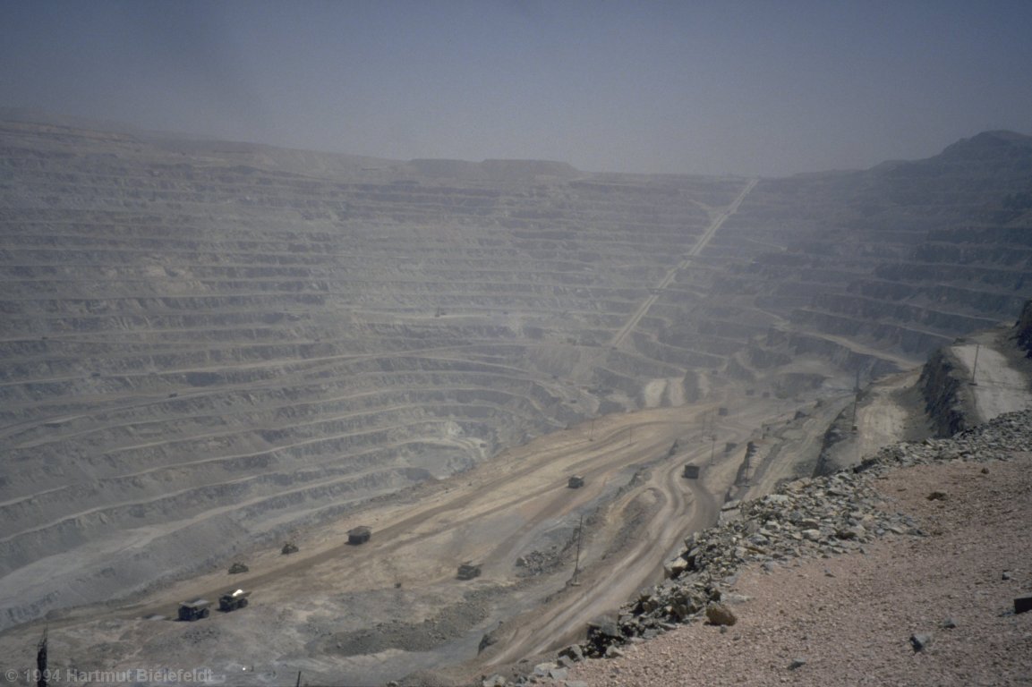 Die Kupfermine von Chuquicamata ist das weltgrößte Tagebau-Bergwerk; es fördert ein Viertel der Welt-Kupferproduktion.