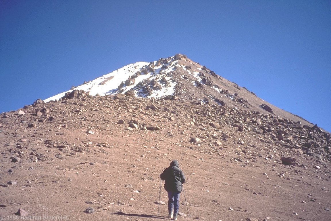 Nach kaltem, schattigem Aufstieg sind wir ab 5200 m endlich in der Sonne.