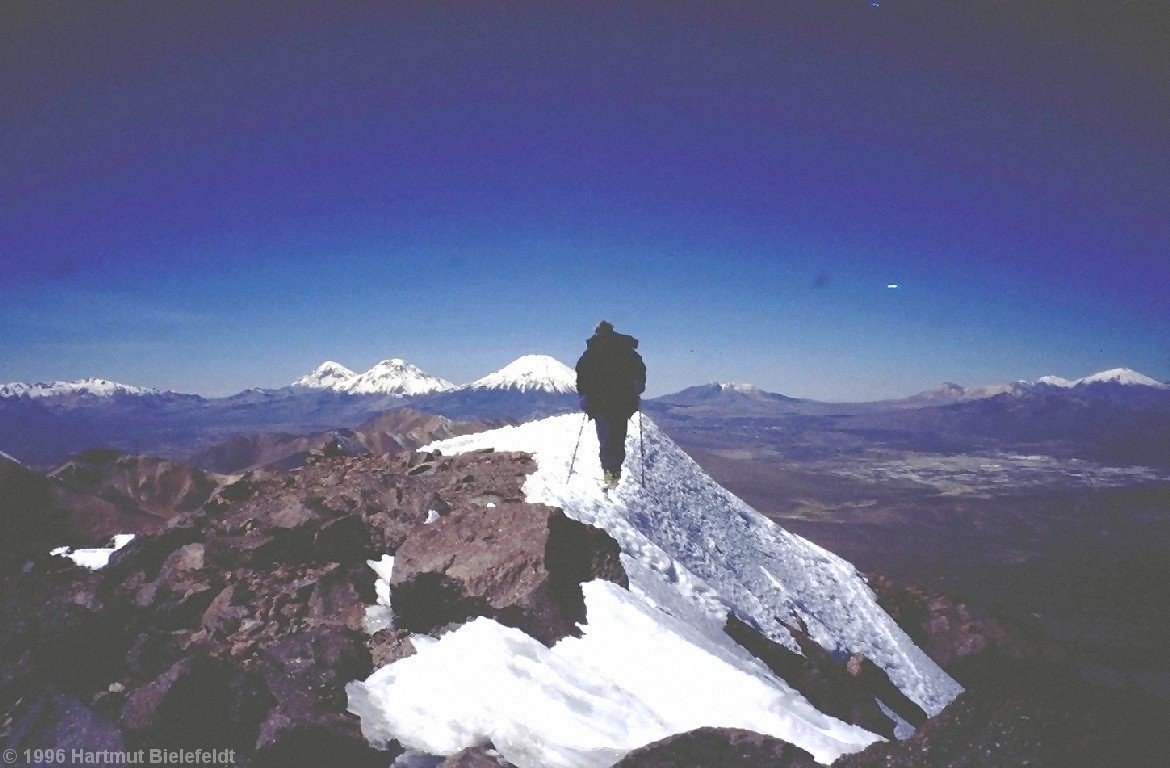 Gipfelgrat des Cerro Taapacá, 5775 m. Im Hintergrund Sajama, Pomerape und Parinacota.