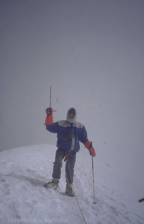 Auf dem Gipfel - 6460 m - sehen wir nur ein paar Meter.