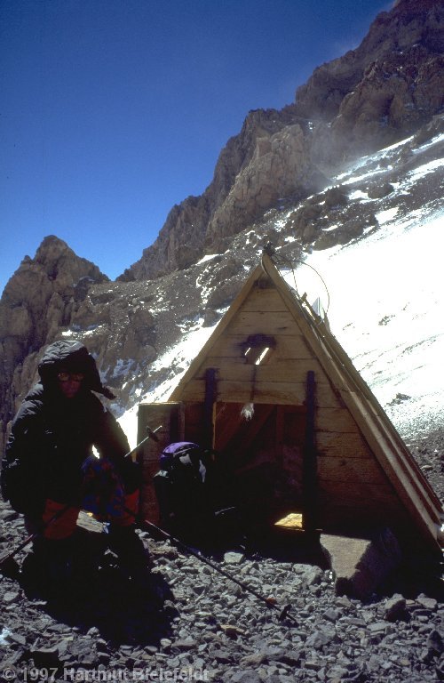 Refugio Independencia (6430 m), or what is remaining of it.