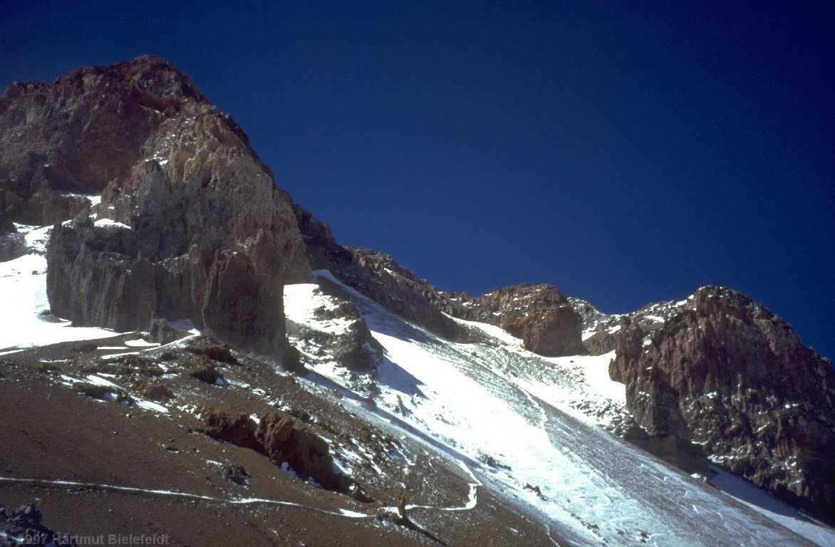Now we see the rest of the route: after the traverse of Gran Acarreo, the Canaleta begins.