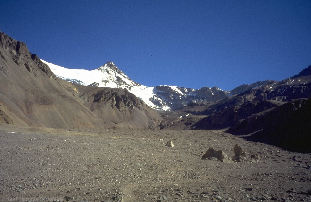 View back to Cerro Cuerno. Now the long an boring plain is beginning.