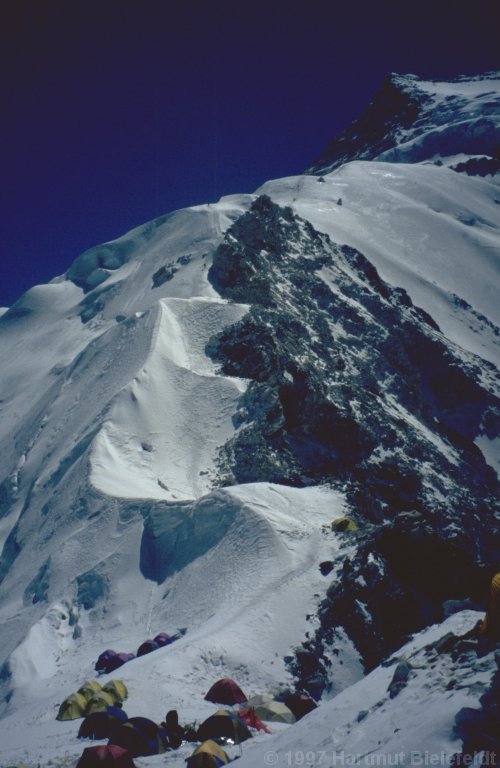 Camp 1. The further route follows the ridge until the seracs are reached.