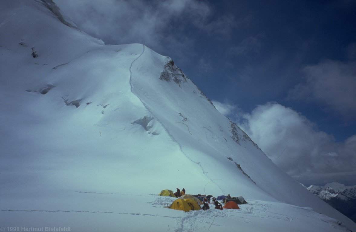 Lager 2 auf 5500 m liegt in einer weiten Ebene. Im Hintergrund die Spur zum Pik Tschapajev.