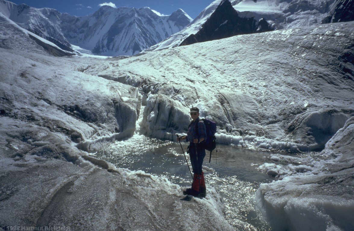 Nachmittags sorgen viele kleine und größere Rinnsale auf dem Gletscher für Umwege.
