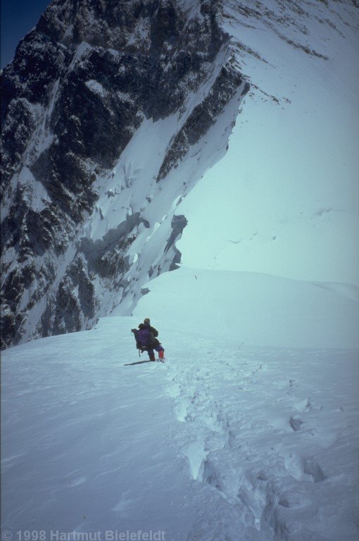 From here we have to descend 300 meters to the saddle and the snow caves at 5800 m.