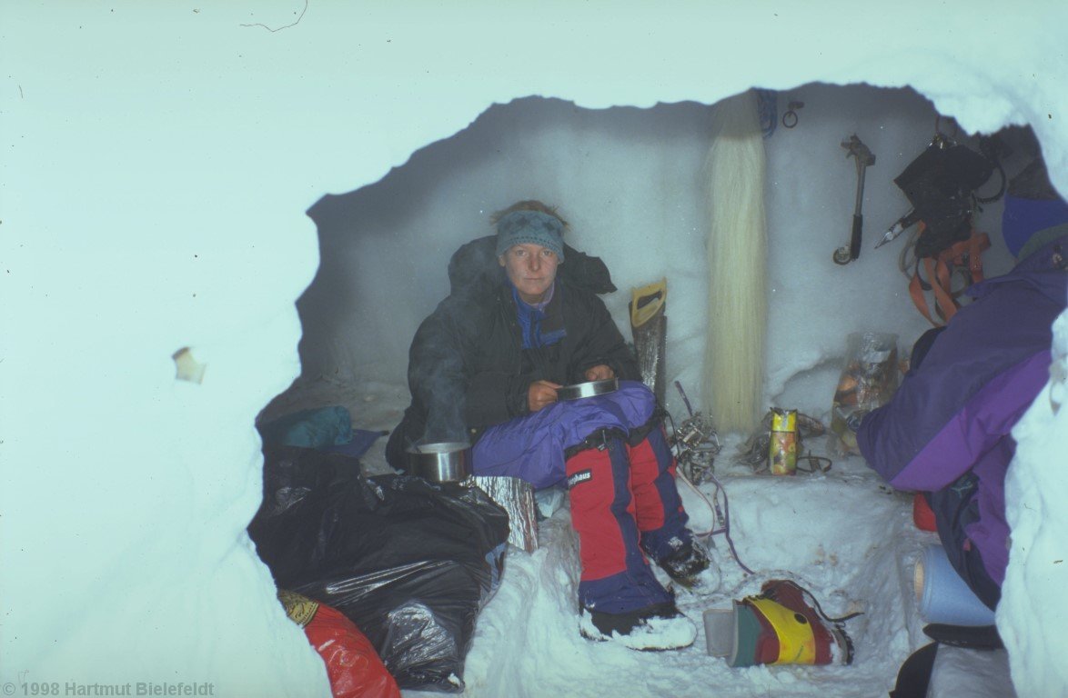 Our home needs getting used to. A Bulgarian expedition wants to bring the horse tail in the middle to the summit.