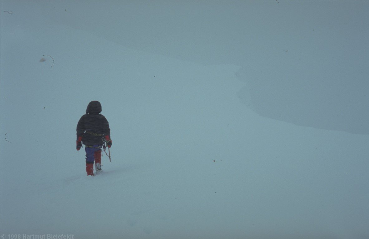 On the snow saddle, one easily can lose orientation and get too close to the cornices.