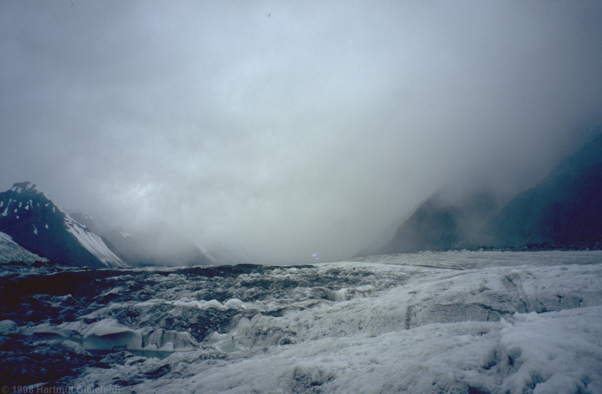 On our arrival in basecamp we are welcomed by a snow front.