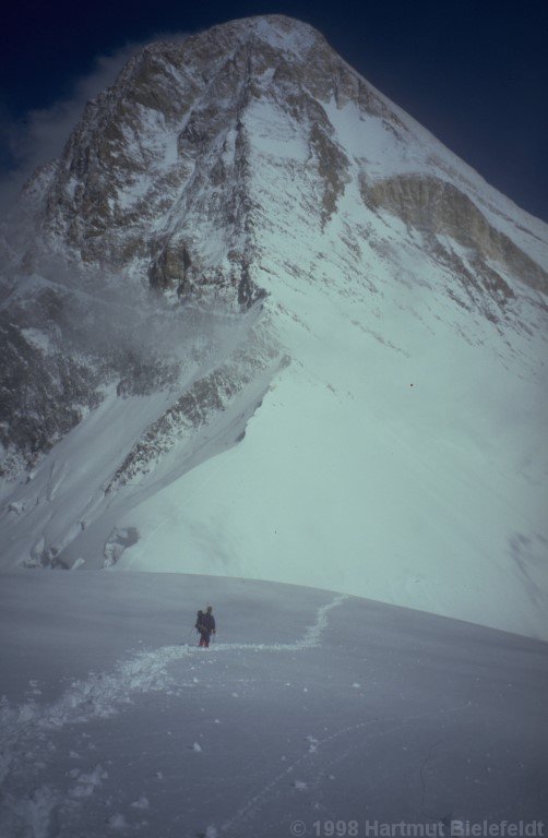 In an hour, camp 3 - the snow cave - will be reached.
