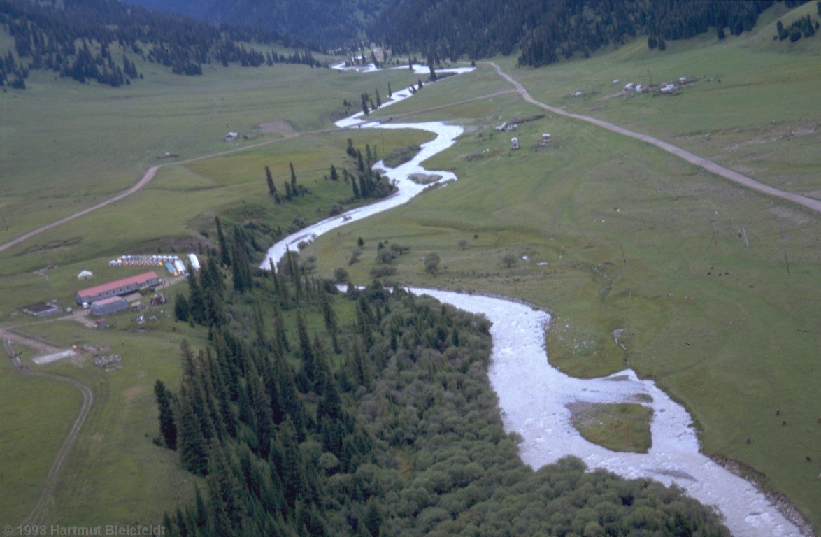 Approchaing camp Karakara. Eventually grass and trees!