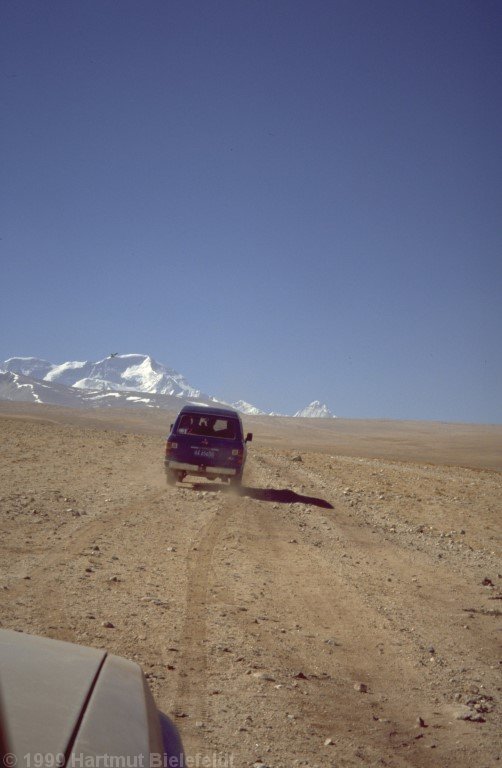 On dirt roads we approach the mountain.