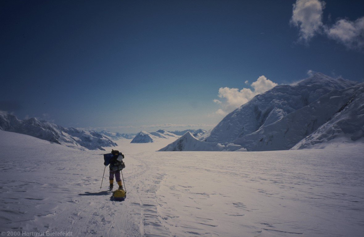 Unten, auf dem Kahiltna-Gletscher, erwartet uns die Monotonie des langen Rückwegs