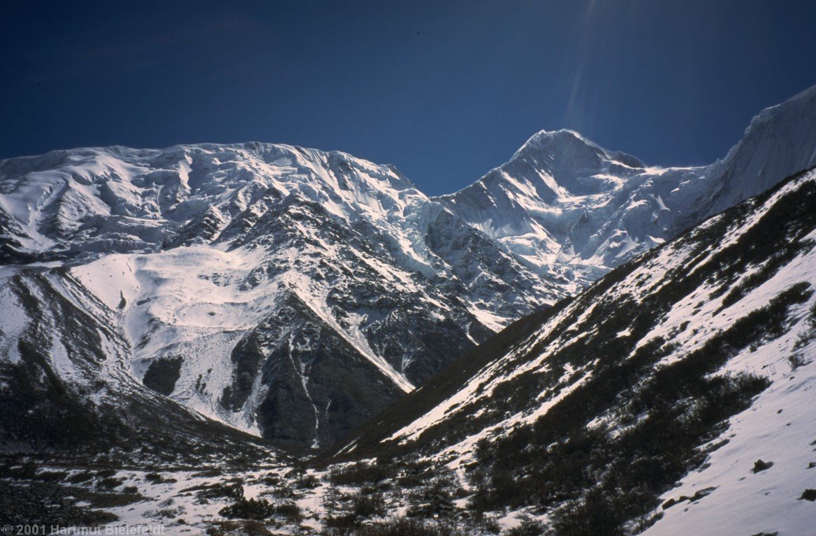 Vom Fuß der Moräne überblickt man die geplante Route: Am linken Bildrand zum Schneesattel und dann weiter bis zum Grat.