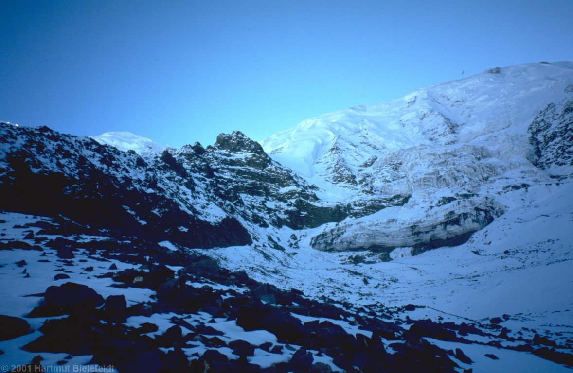 Instead of going through the avalanche-prone couloir, we first try the ridge on the left side.