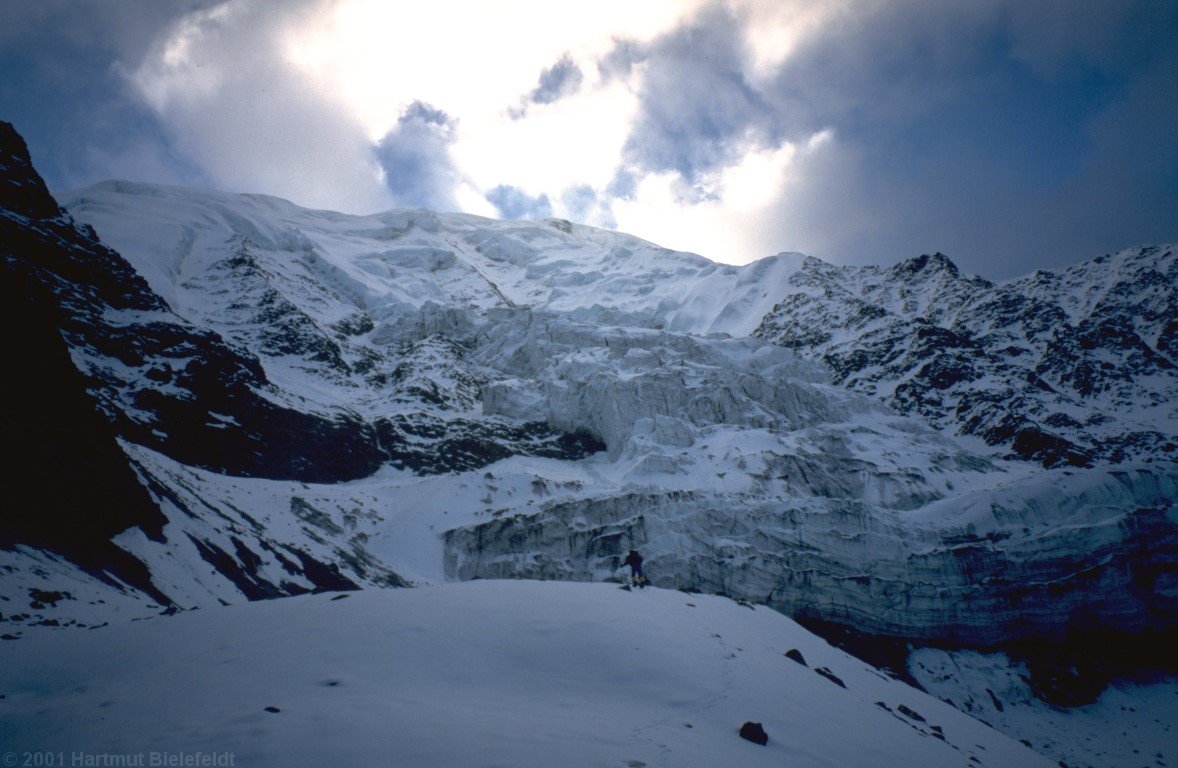 This time we tackle the rock step in order to reach the couloir traversing to the left.