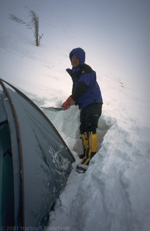 Weniger schöne Aussicht. Schneesturm, das Zelt muss alle paar Stunden ausgegraben werden.