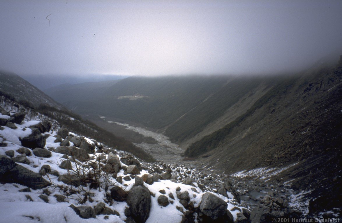 Die groben Steine sind jetzt mit wunderbar rutschigem Schnee bedeckt.