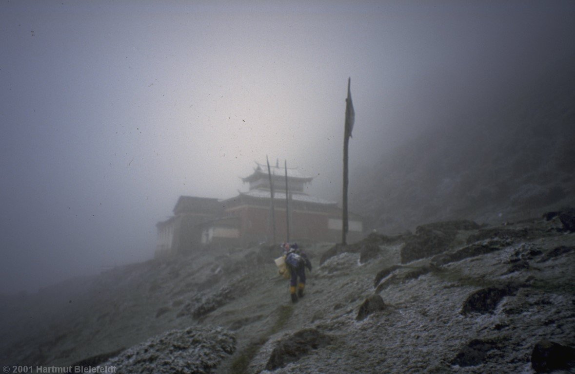 Als wir am Kloster ankommen, schneit es auch schon wieder.