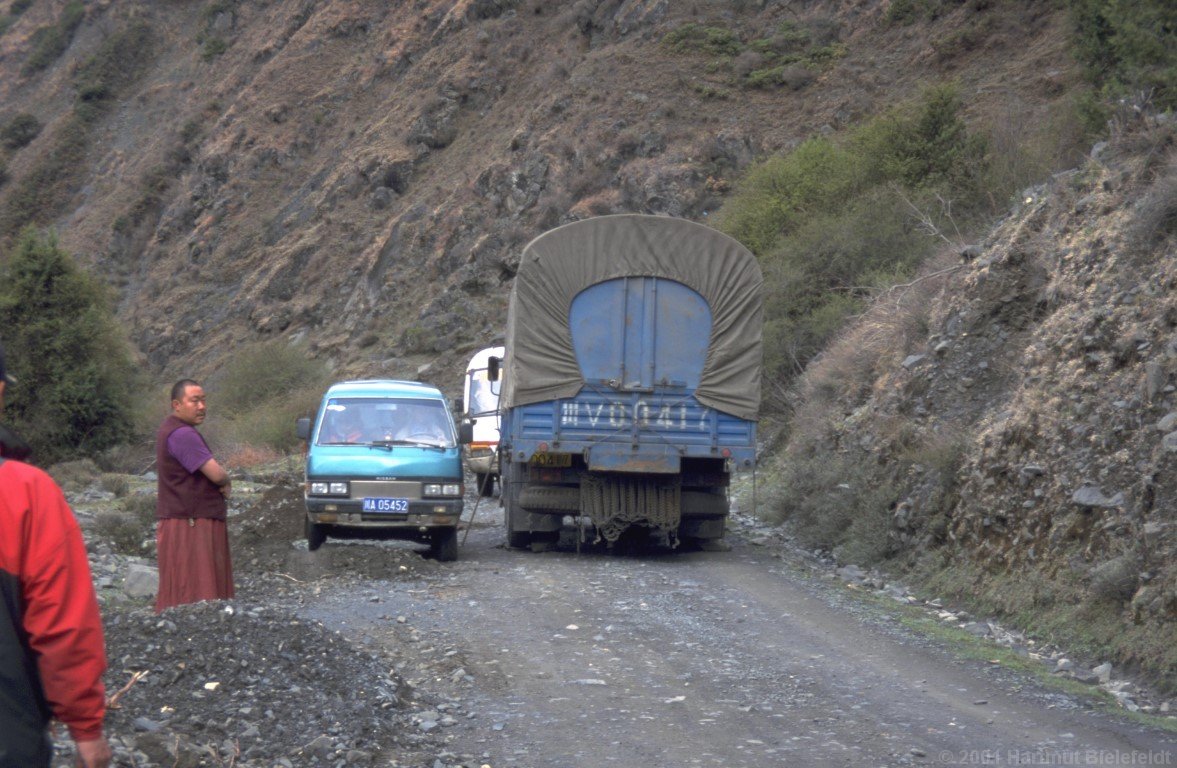 On the narrow road one must be prepared for delays.