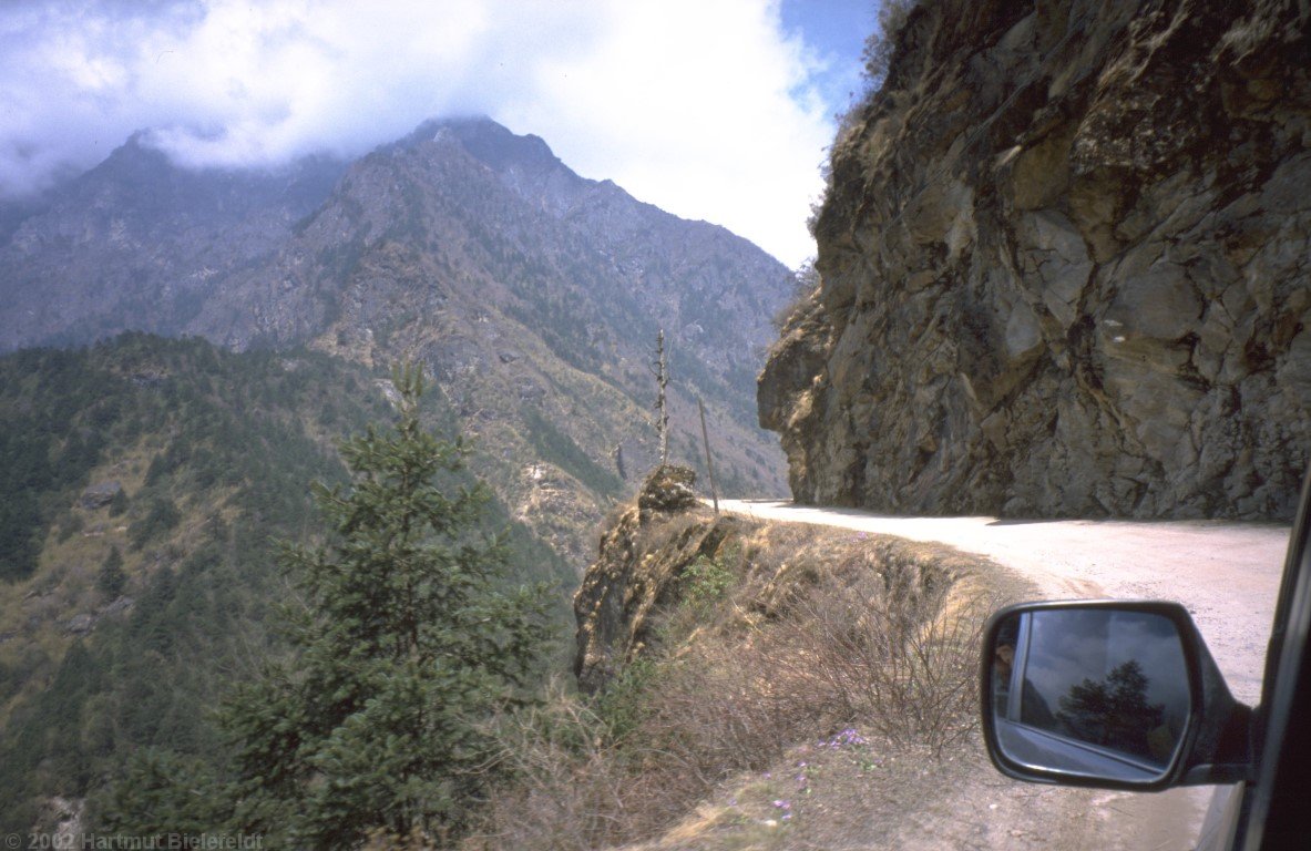 Die Straße nach Nyalam verläuft immer knapp am Abgrund