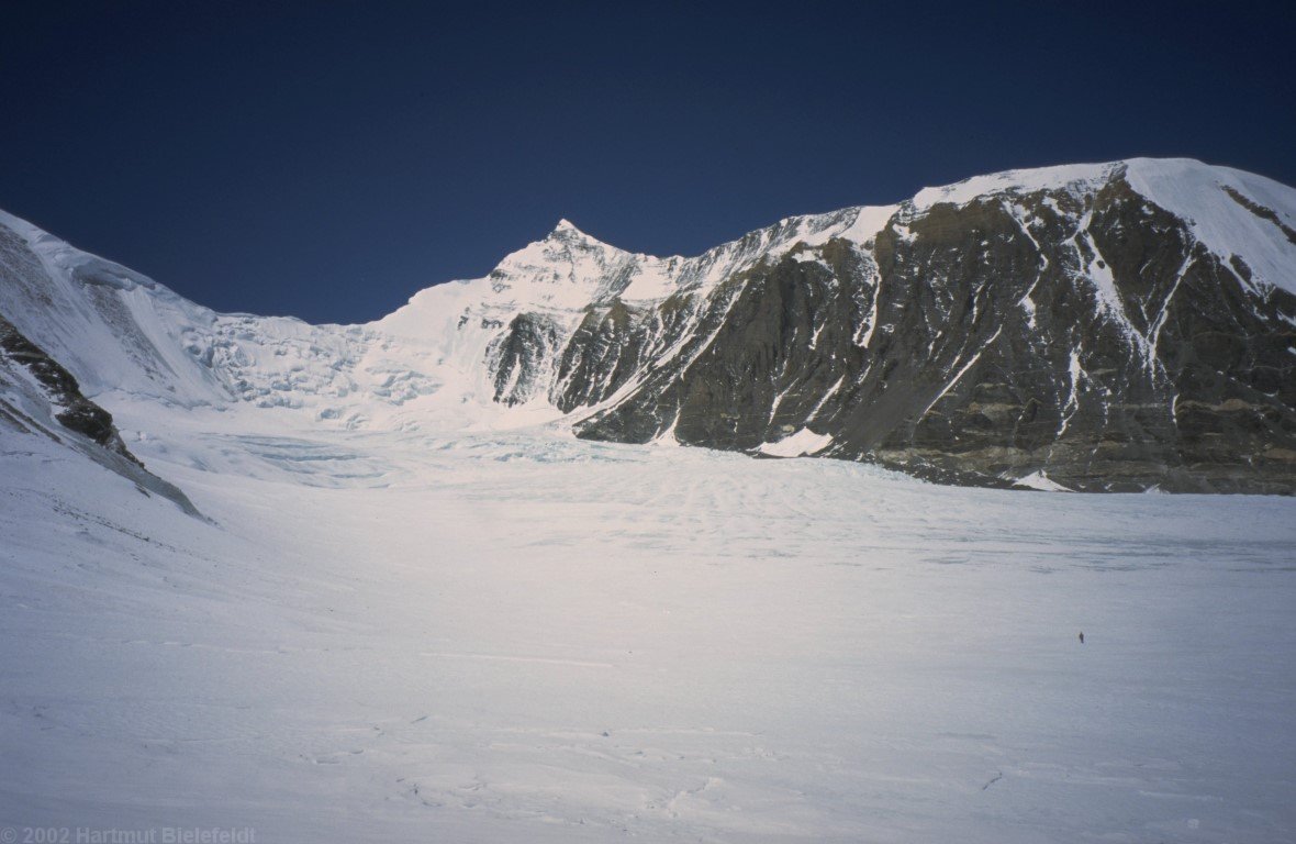 view back: left side the north saddle; at the base of the rock walls at the right side is the ABC.