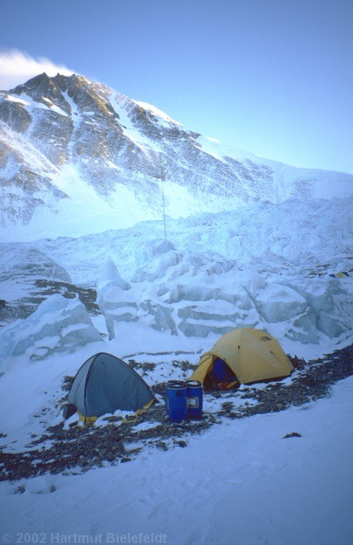 Zurück im ABC. Weiter oben am Berg die typischen Schneefahnen