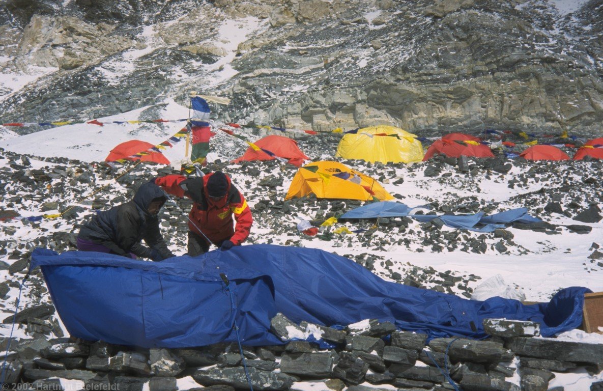 Aus den Resten beider Zelte wird eine neue Küche gebaut