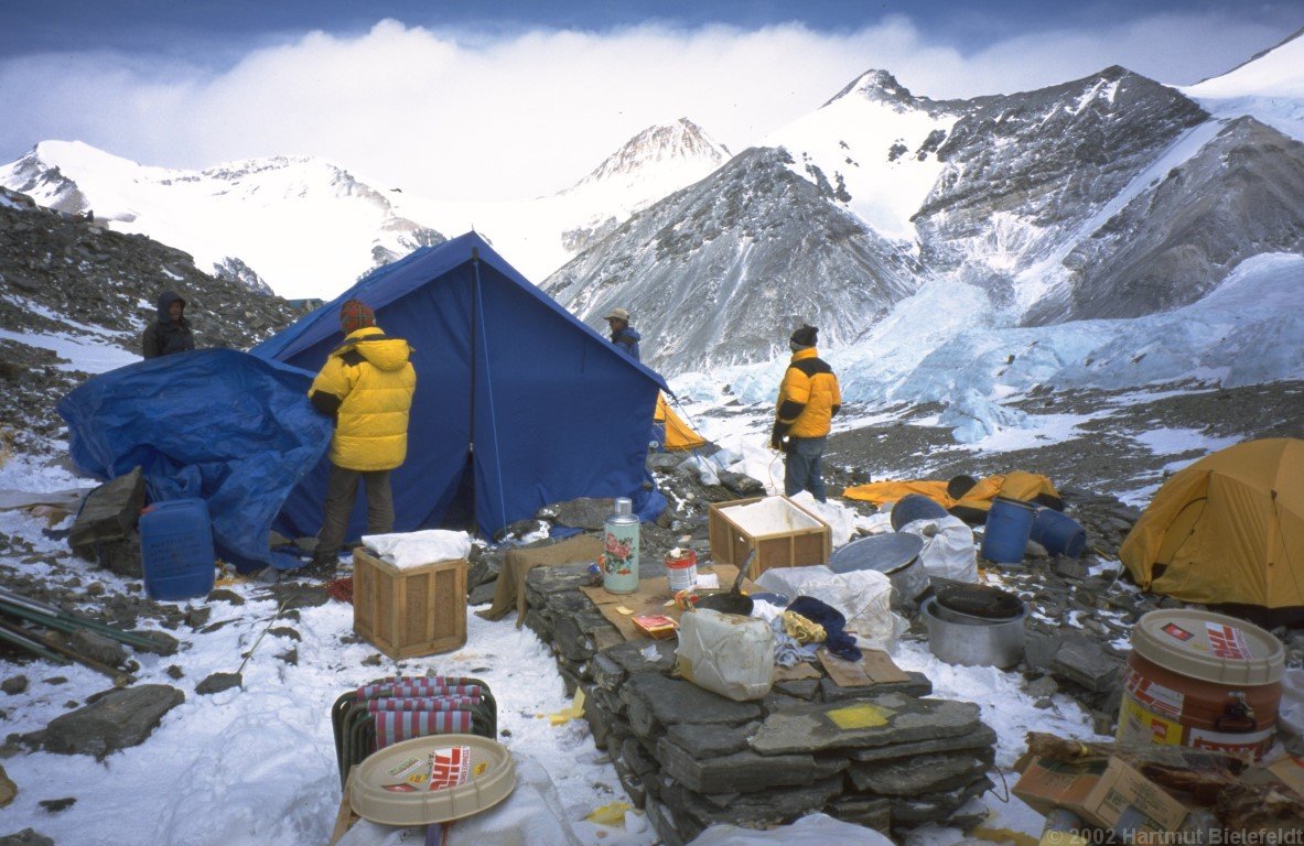 Die Küche steht. Um den Steintisch herum stand vorher unser Mannschaftszelt.