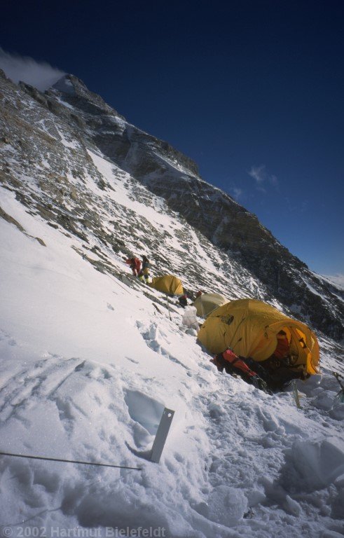 Die Route führt durch den felsigen Hang nach links hoch zum Grat.