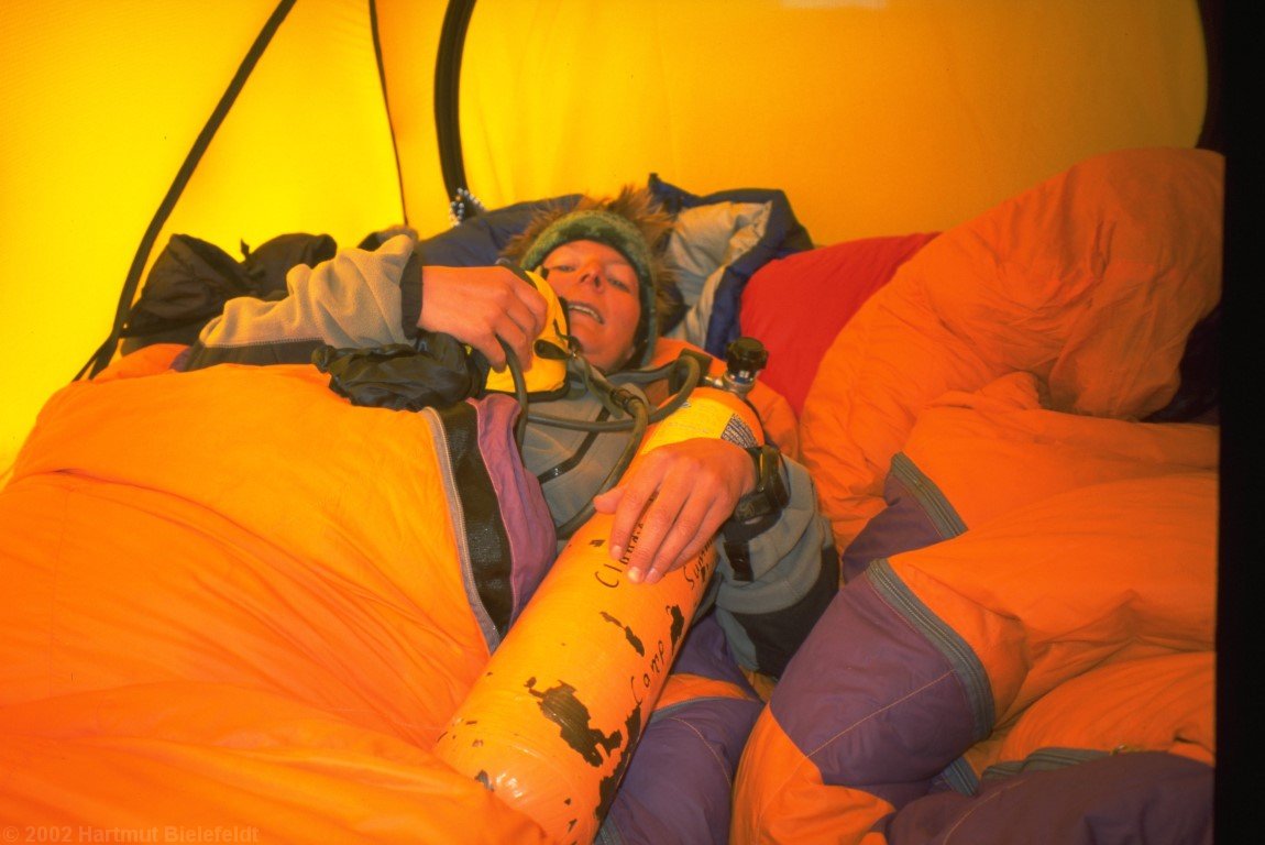 Hier wird mit Flasche in der Hand geschlafen.