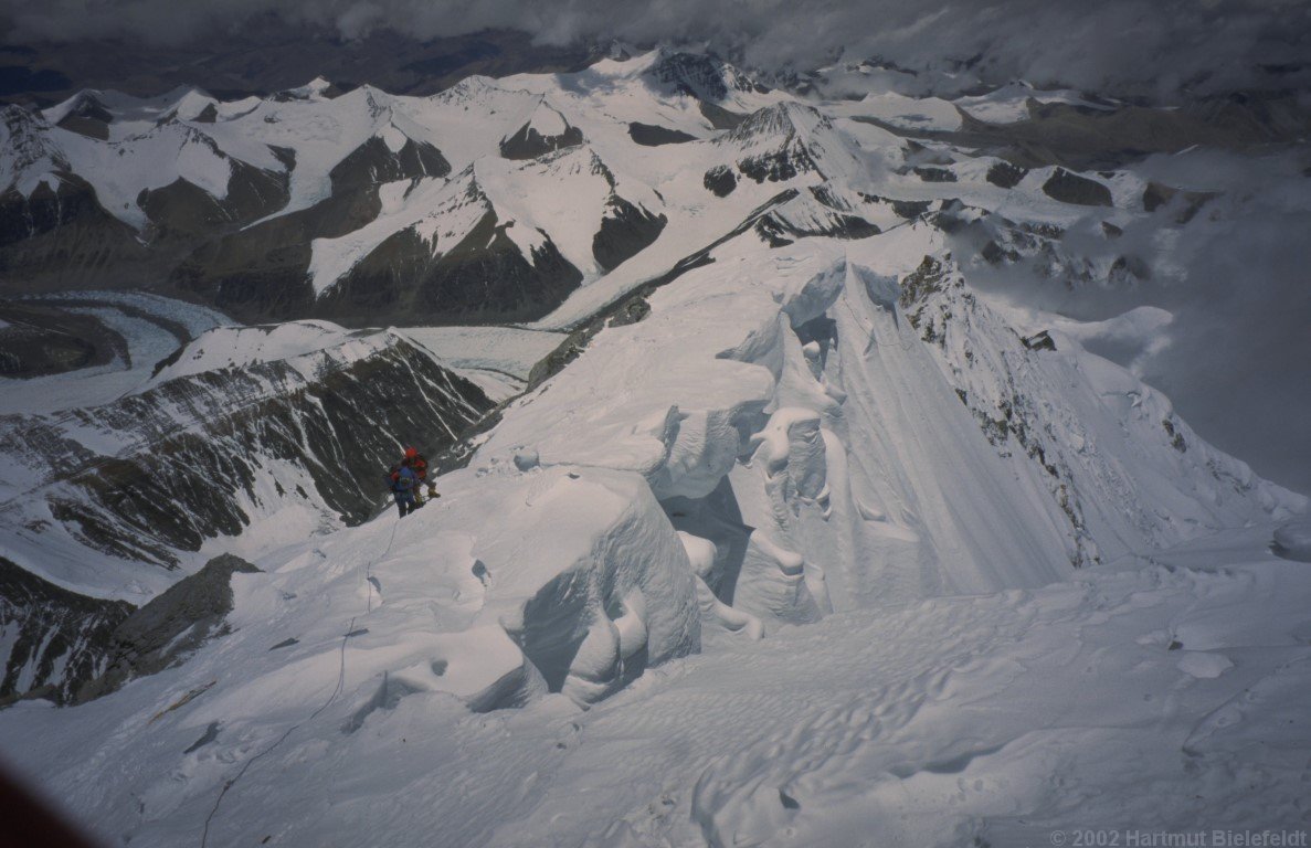Eindrucksvolle Wächten hängen über der Ostwand.