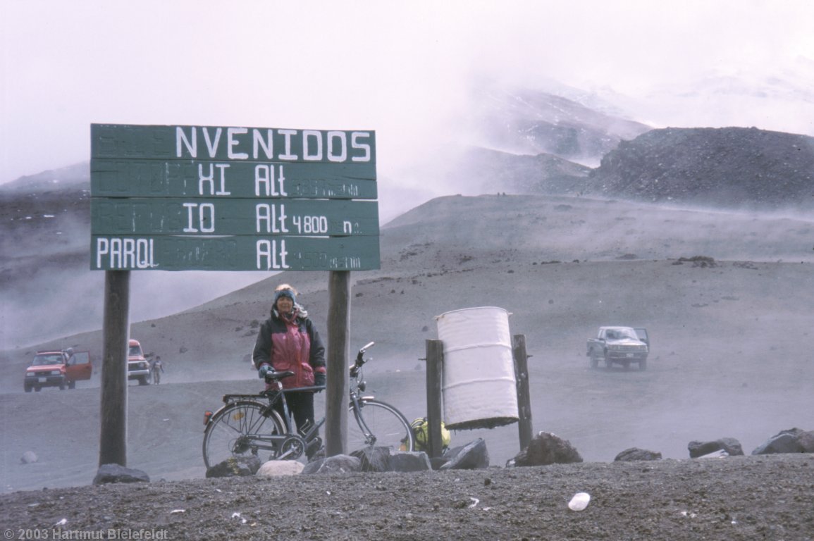 Am Parkplatz lassen wir die Fahrräder und gehen die letzten 200 Meter zu Fuß.