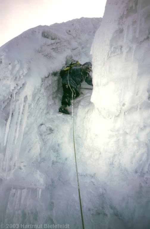 The crevasse hundred meters below the summit is not really easy