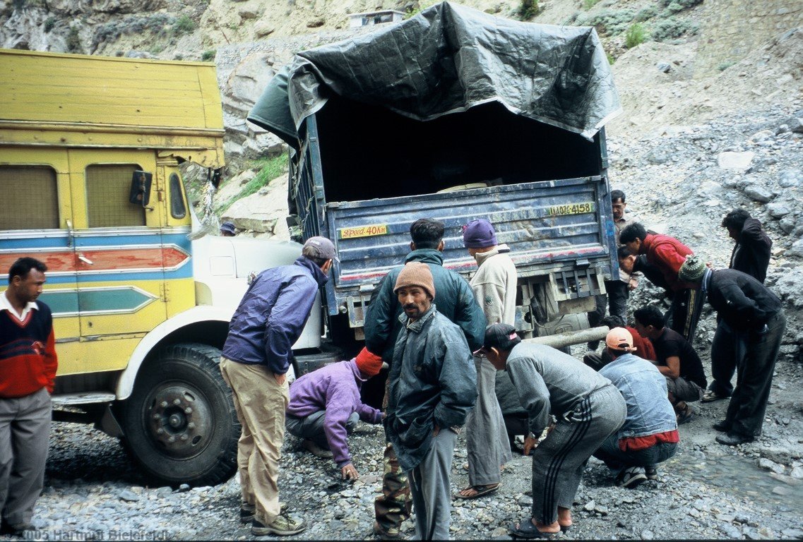 Unser Lastwagen ist in einer Furt steckengeblieben