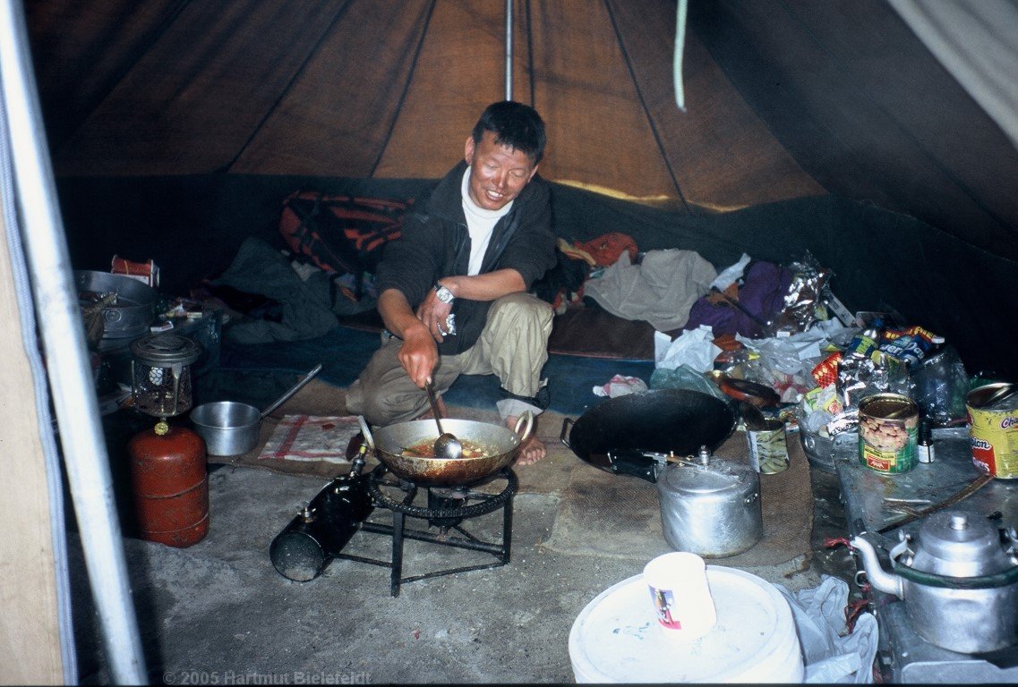 Saroj im Küchenzelt